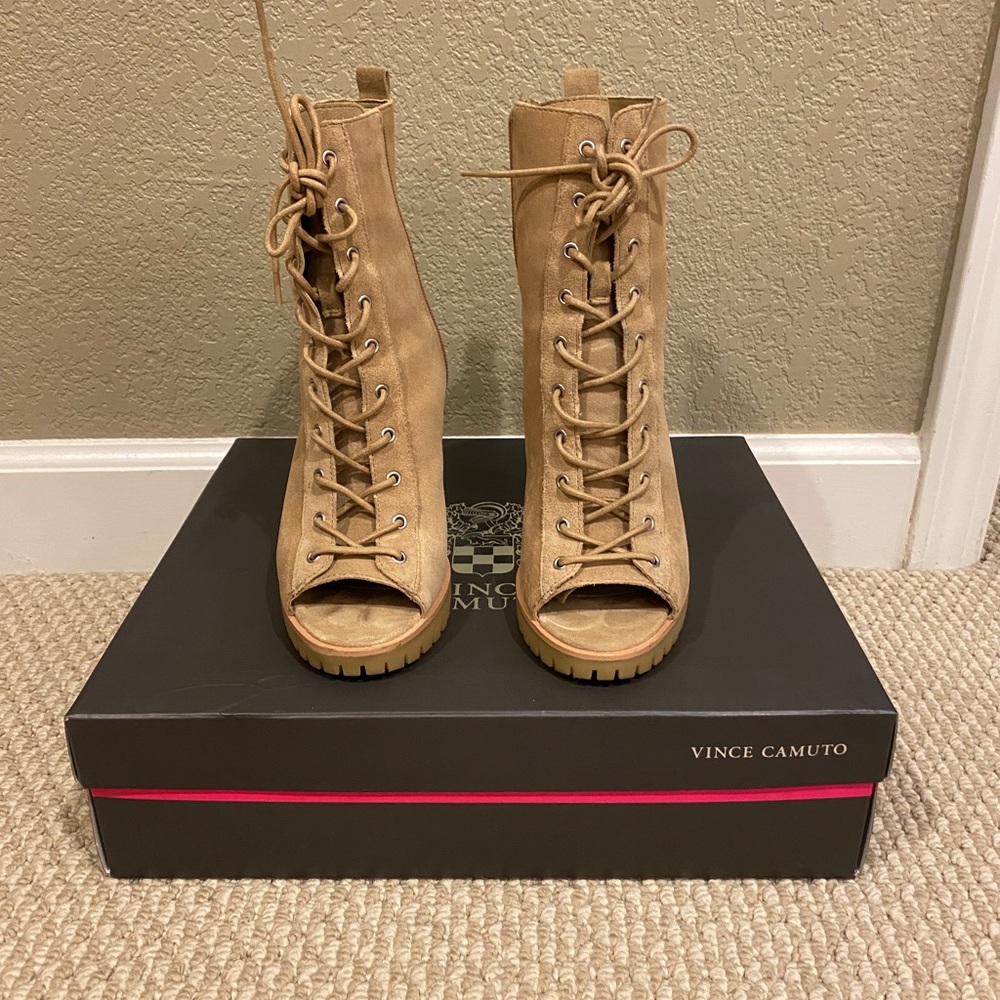 VINCE CAMUTO - HEMMY DRESSY PEEP TOE ANKLE BOOTS (Tan/7.5)